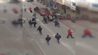 Esenyurt'ta meydan savaşını andıran görüntüler: İki aile arasında balta ve sopalı kavga