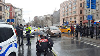 Beyoğlu polisinden örnek davranış: Yaralı kurye ıslanmasın diye şemsiye açtılar