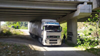 TIR köprüye sıkıştı