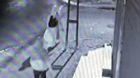 Yaşının iki katı suçu bulunan kapkaççı kamerada