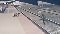 Hindistan'da raylara düşen çocuk son anda kurtarıldı