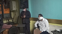 Kahvehanede polis baskınını gören bir kişi tuvalet kağıdından maske yaptı