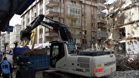 Avcılar’da yıkılan binanın yanındaki apartmanda yaşayanlar dışarıya koştu: Her kepçe darbesiyle sallanıyoruz