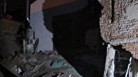 Uşak'ta temel kazma çalışması sırasında hasar gördüğü için boşaltılan iki katlı bina çöktü