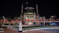 Taksim Meydanı'na yapılan camiye ilk kez ramazan mahyası asıldı