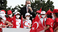 Türkiye'nin en büyük bayrağı Erdoğan'ın katılımıyla göndere çekildi
