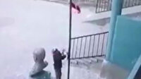 Ağrılı küçük çobanın bayrak hassasiyeti okulun güvenlik kamerasına yansıdı