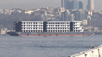 İstanbul Boğazı'ndan 'apartman' geçti