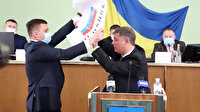 Ukrayna'da meclis toplantısında ortalık karıştı: Rus bayrağını boynuna asmaya çalıştı