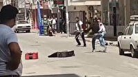 Antalya'da sokak ortasında taşlı sopalı kavga kamerada