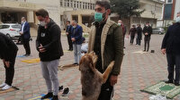Beslediği sokak köpeği namazda da yanından ayrılmadı
