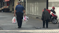 Polis yaşlı kadının market poşetlerini evine kadar taşıdı