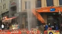 Üsküdar'da çalışma yapılırken su borusu patladı: Su metrelerce yükseğe çıktı
