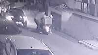 Önüne kırarak durdurduğu motokuryeyi defalarca yumrukladı