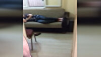 Kumar baskınında polisi görünce uyuma numarası yaptı