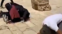 İsrail askerlerini çıplak elleri ile püskürten Filistinlilerden Mescid-i Aksa'da şükür secdesi