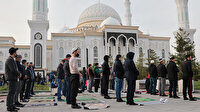 Kazakistan’da koronavirüs nedeniyle bayram namazı cami avlularında kılındı