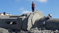 Filistinli adam işgalci İsrail'in Gazze'de yerle bir ettiği caminin enkazına çıkıp ezan okudu