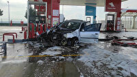 Alkollü sürücü otomobiliyle akaryakıt istasyonuna daldı: Alev topuna dönen araçtaki 2 kişi yaralandı