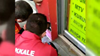 Reklam tabelasında mahsur kalan yavru kediyi itfaiye kurtardı