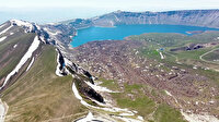 Nemrut Krater Gölü’nde iki mevsim güzelliği: Karda kayıp baharın tadını çıkarıyorlar