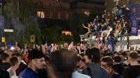 Chelsea’li taraftarlar Şampiyonlar Ligi şampiyonluğunu Stamford Bridge Stadı’nın önünde kutladı