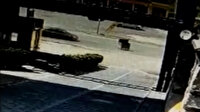 Malatya'da ilginç kaza: Otomobil rüzgarın yola ittiği çöp konteynerine çarptı