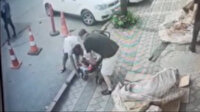Yerde buldukları bin 300 lirayı bebek arabasıyla perdeleyerek alıp uzaklaştılar