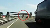Rusya'da kamyonun açılan damperi üst geçidi yıktı