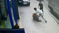 Çocuklardan zorla para isteyen kişi durumun fark edilmesiyle sokak ortasında dayak yedi