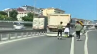 Kamyonun arkasına tutunan patenli gençler yürekleri ağza getirdi