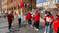 Bakan Kasapoğlu Roma'da Türk taraftarlarla tezahürat yaptı