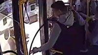 Rusya'da faciadan dönüldü: Bebeğin bacağı otobüs kapısına sıkıştı
