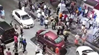 Otomobile, motosiklete ve ağaca çarptı: Cadde savaş alanına döndü