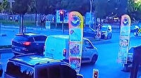 Polis aracı ile otomobilin kafa kafaya çarpıştığı kaza anı kamerada