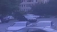 Site otoparkında geri viteste hızla giden araçla binaya çarptı