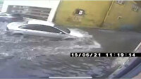 Bayrampaşa'da altgeçitte otomobilin mahsur kaldığı su baskını kamerada