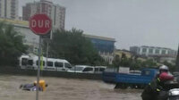 İkitelli'de göle dönen yol sürücüleri zorladı: Motosikletler suya gömüldü