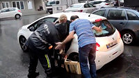 Şişli'de iki aydır onarılmayan ve şikayet üzerine kumla doldurulan çukura otomobil düştü