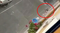 Esenler'de camdan çıkan çocuk şampuanla köpürttüğü saçlarını yağmur suyuyla yıkadı