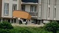 Bursa'da şaşırtan görüntü: Elektrikli bisiklet ile koltuk taşıdı