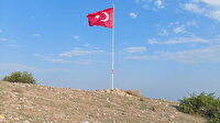 Köyün gençleri şehidin anısına en yüksek tepeye al bayrak dikti: Şehit annesinin dileğini gerçeğe dönüştürdü.