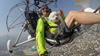 Bursa'da yamaç paraşütü pilotu köpeğinin doğum gününü gökyüzünde kutladı