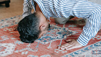 Tek başına namaz kılan bir kimse kıraati, gizli olması gereken namazlarda sesli yaparsa namazı sahih olur mu?