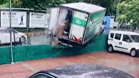 Sarıyer'de freni boşalan kamyonet otoparka girdi