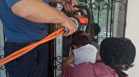 Başı demir parmaklıklara sıkışan çocuğu itfaiye kurtardı