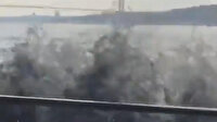 İstanbul Boğazı'nda savaş gemileri hız sınırını aşınca dalgalar kafelere taştı