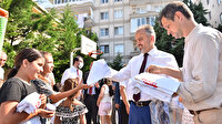 Okul bahçesinde yüzme öğreniyorlar