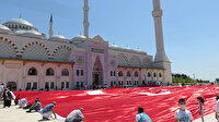 Çamlıca Camii avlusunda 2 bin 71 metrekare Türk bayrağı açıldı