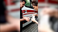 Bakan Koca paylaştı: Sağlık ekibi ayağı kırılan kuşa pansuman yaptı